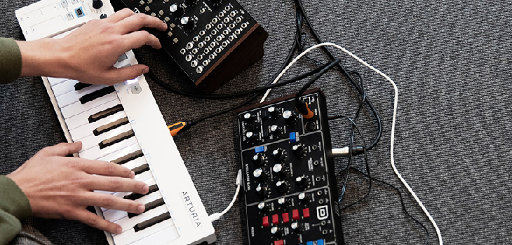 Person spelar keybord på Fridhems Folkhögskola i musik